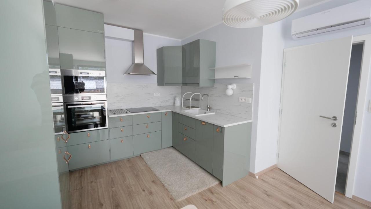 Air-Conditioned, 2 Room Apartment With Terrace Bratislava Eksteriør bilde