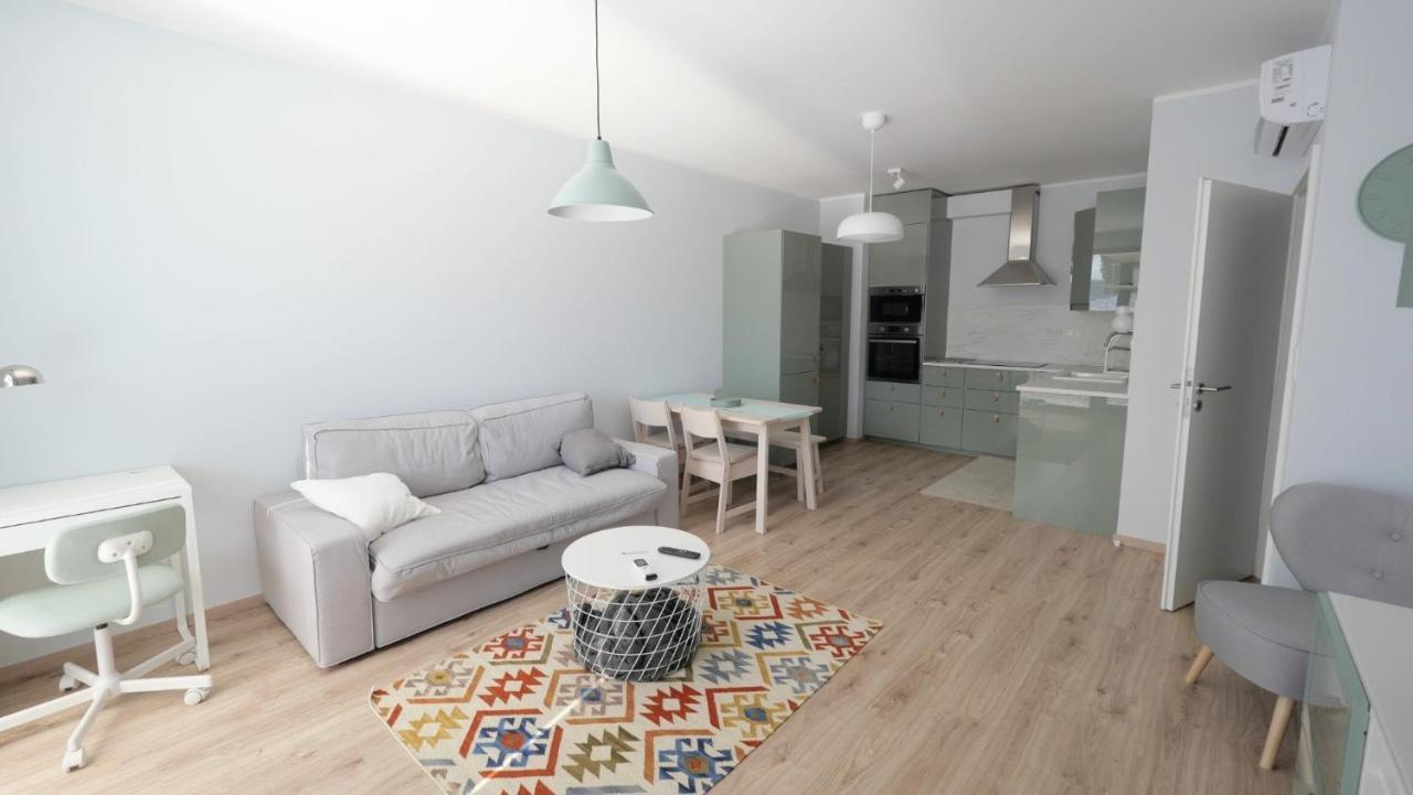 Air-Conditioned, 2 Room Apartment With Terrace Bratislava Eksteriør bilde