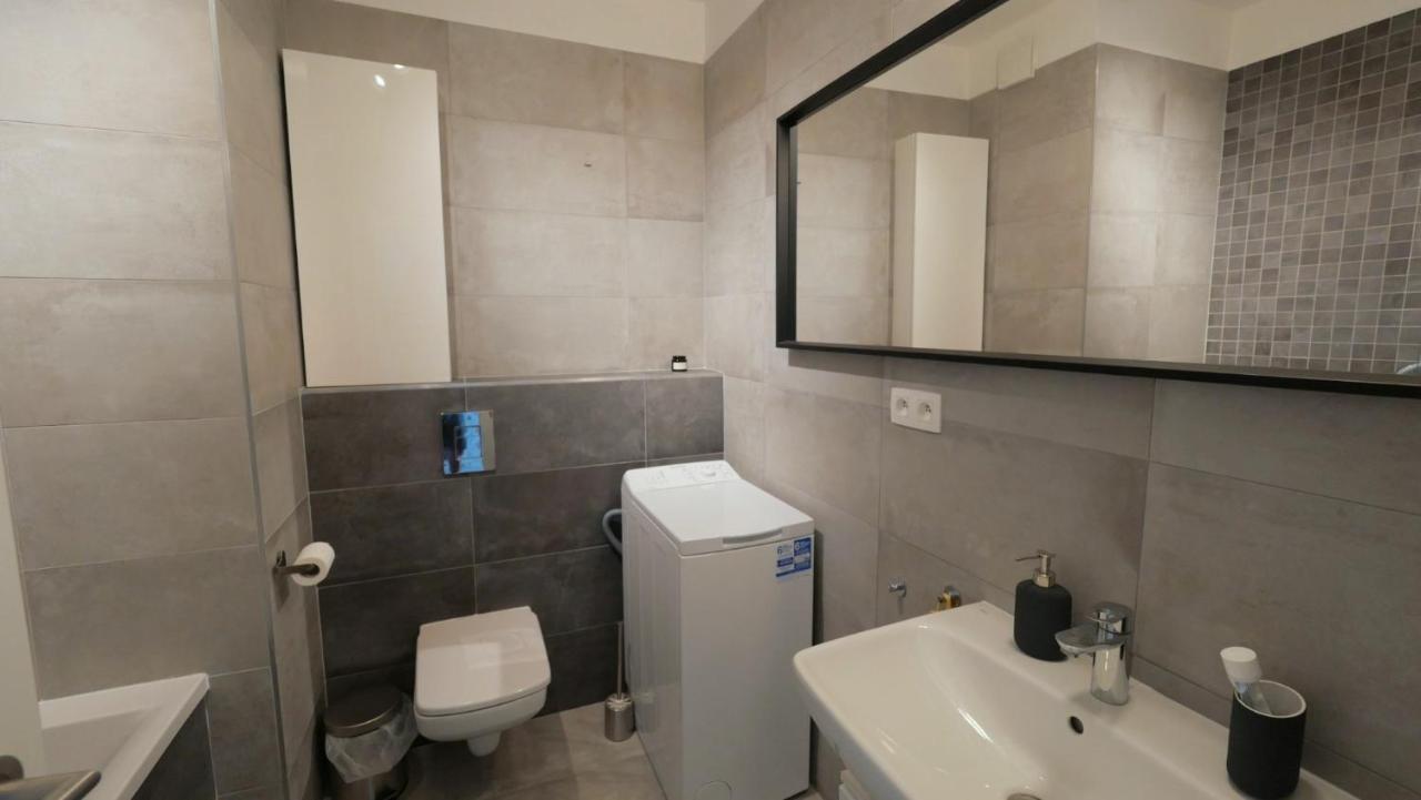 Air-Conditioned, 2 Room Apartment With Terrace Bratislava Eksteriør bilde